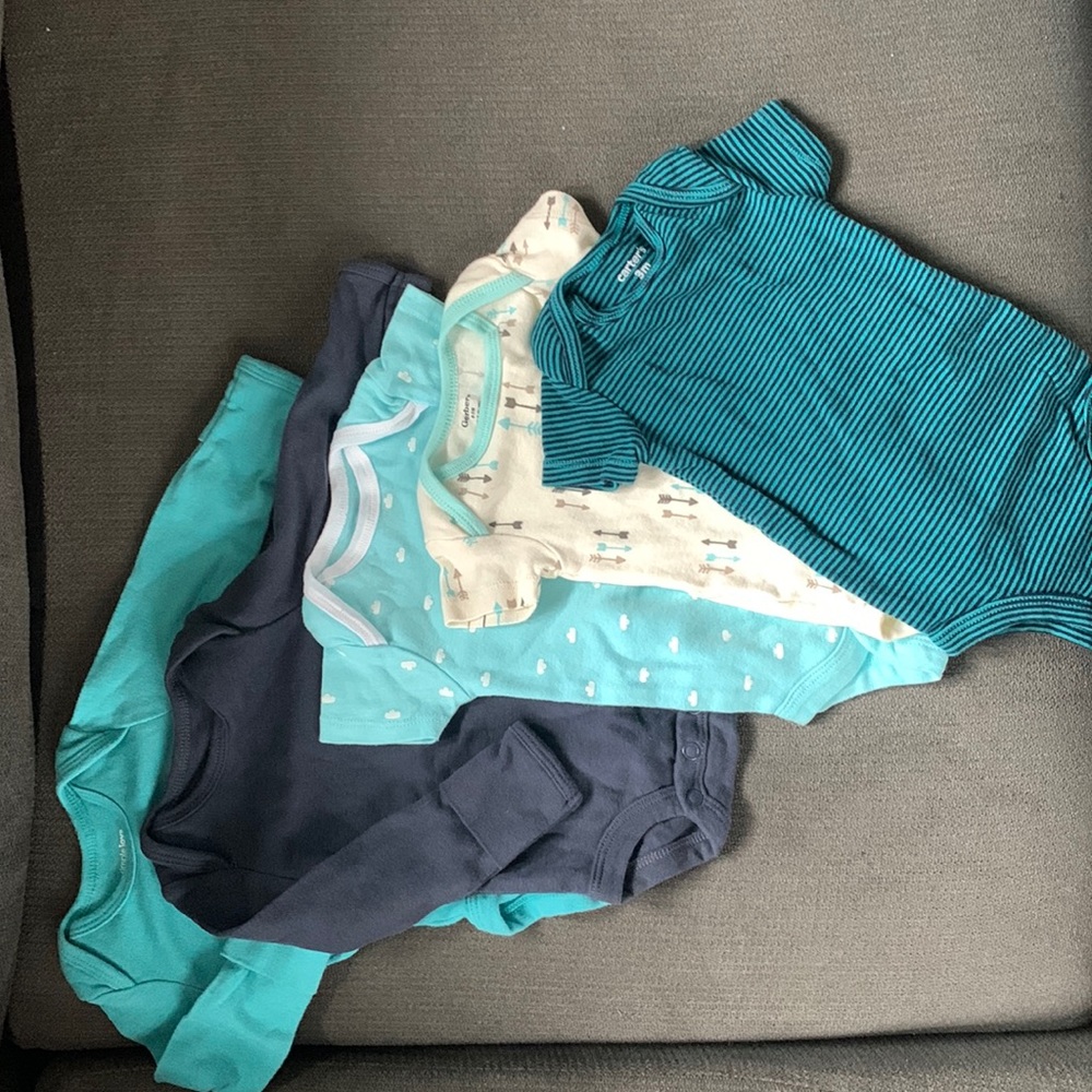 Set of 5 onesies short and long sleeve size newborn-3 months Berber & Carter